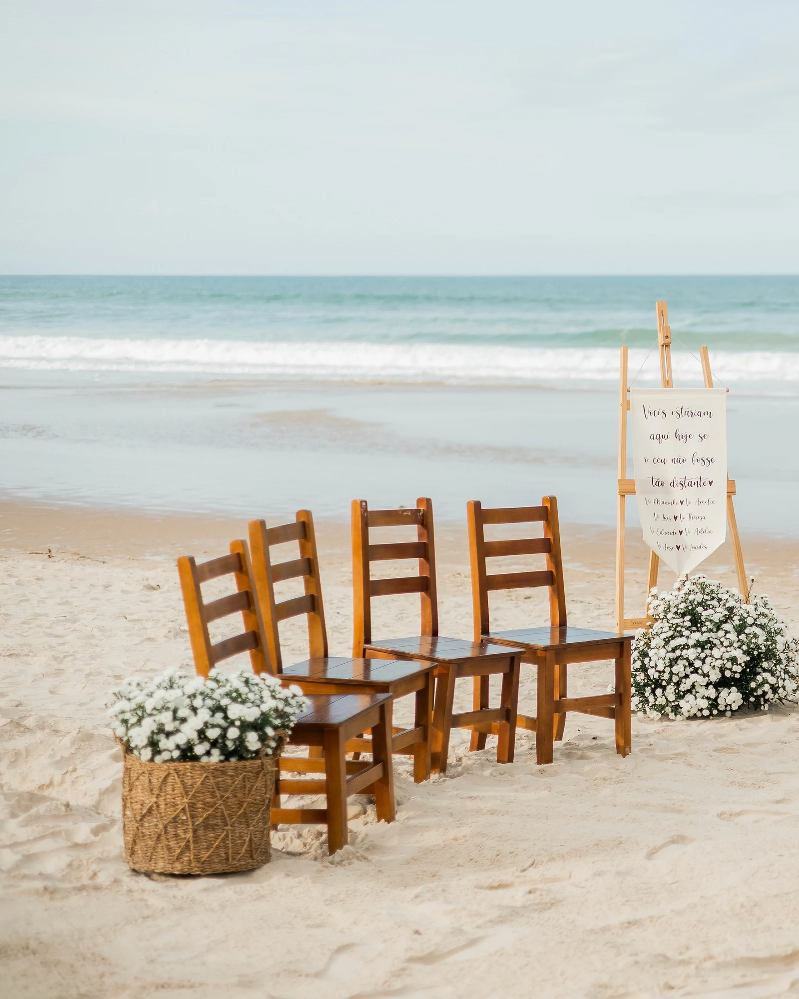 Cadeiras montadas na areia da Praia de Canto Grande para cerimônia