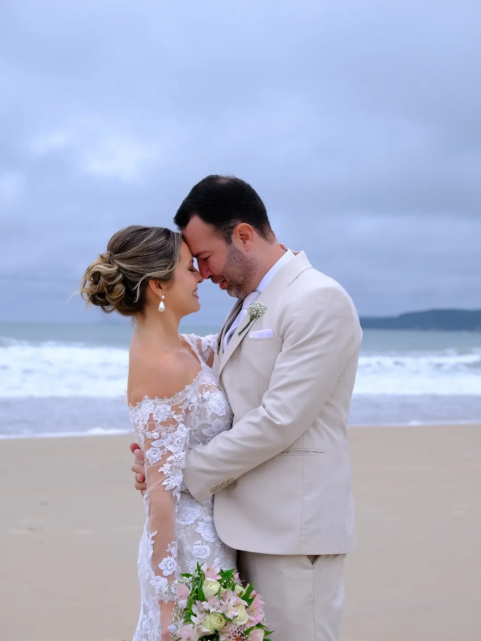 Penteado de noiva para casamento na praia: o que segura no vento