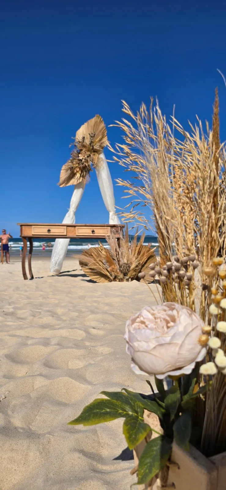 Buquê de noiva na praia: flores que aguentam sol, vento e calor